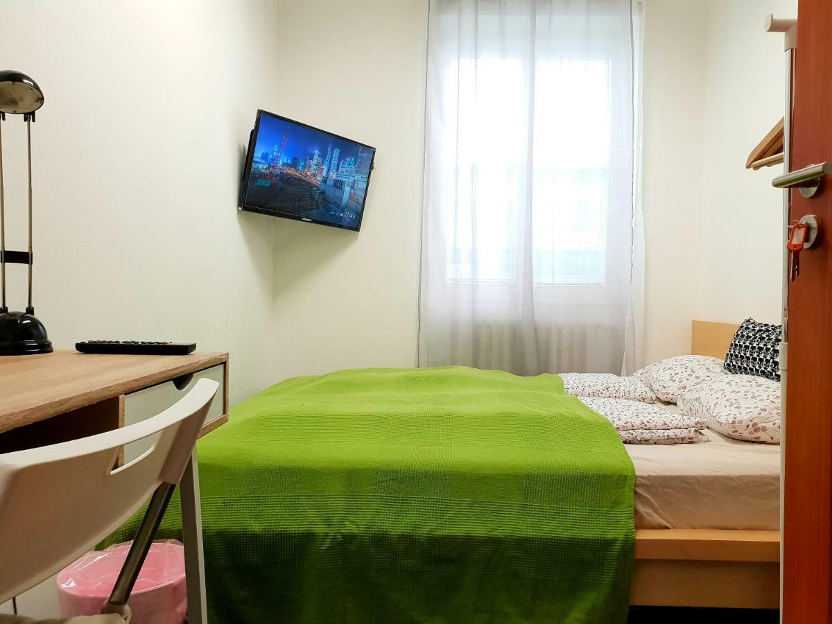 Quiet Courtyard Apartment ปราก ภายนอก รูปภาพ